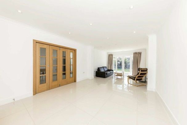 East Close, Ealing, W5 - Photo 1