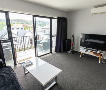 Looking for a warm, stylish apartment just steps from campus? - Photo 5