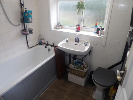 2 bedroom end of terrace house to rent - Photo 3