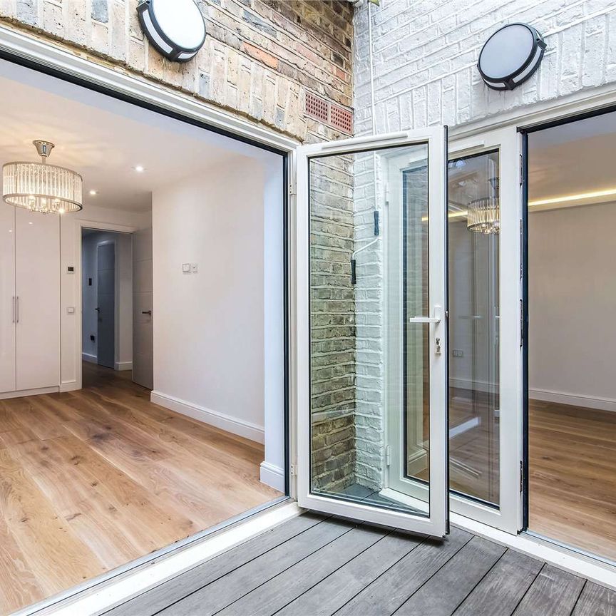 A recently refurbished two double bedroom and two bathroom apartment benefitting from a sleek and modern finish throughout and access to a private patio as well as its own private entrance - Photo 1