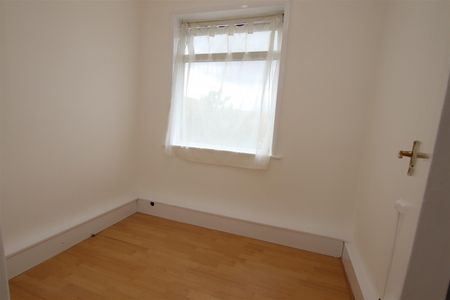 2 bedroom Maisonette to let - Photo 5