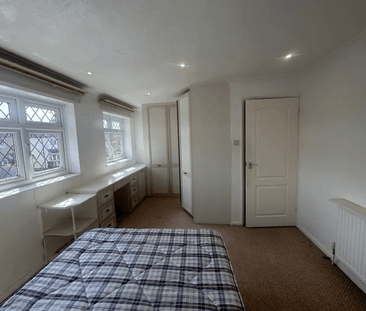 4 bedroom semi-detached house to rent - Photo 3