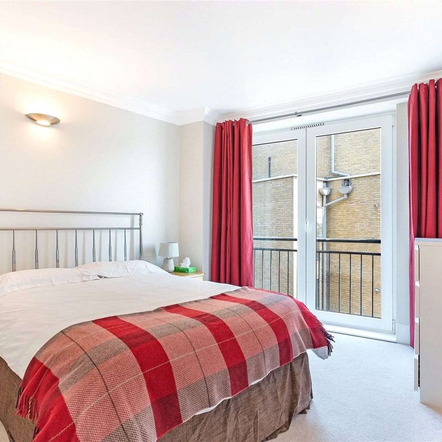 A beautifully appointed three bedroom, three bathroom apartment situated on the 3rd floor of this fine river fronted development located in the heart of Narrow Street. - Photo 1