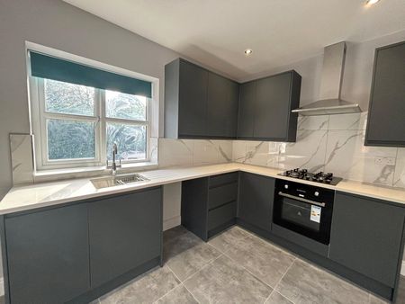 Crescent Drive, Aldershot, Hampshire, GU12 - Photo 3