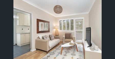 Immaculate Top-Floor, Front-Facing Apartment - Photo 2