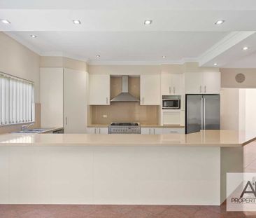 Great-sized family home with multiple living areas - Photo 4