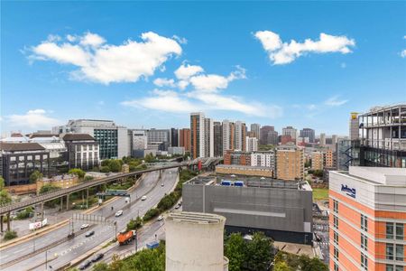 We are proud to offer this delightful modern one double bedroom apartment in a sought after luxury residential compound near Canary Wharf. - Photo 3