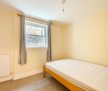 3 bedroom flat to rent - Photo 4