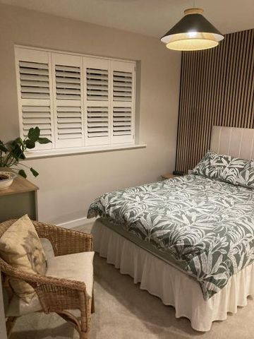 Double en-suite bedroom in modern detached house - Photo 4