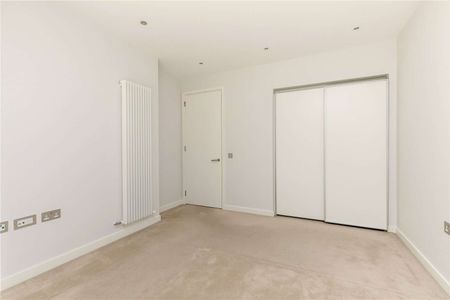 Stylish One-Bedroom Ground Floor Flat with Private Patio in Edinburgh's Prestigious Quartermile - Photo 4