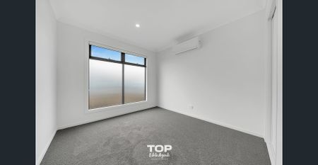 Stylish 3-Bedroom Townhouse in Prime Clyde North Location - Photo 4