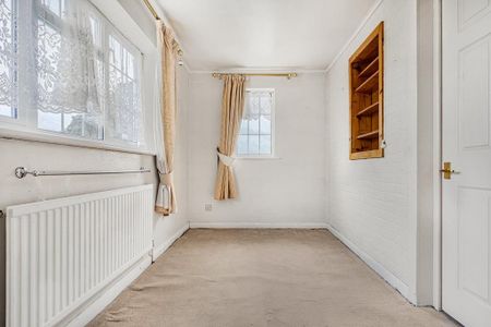 4 bedroom semi-detached house to rent - Photo 5