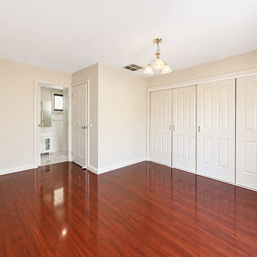 Stylish 3-Bedroom Townhouse in Doncaster East - Photo 1