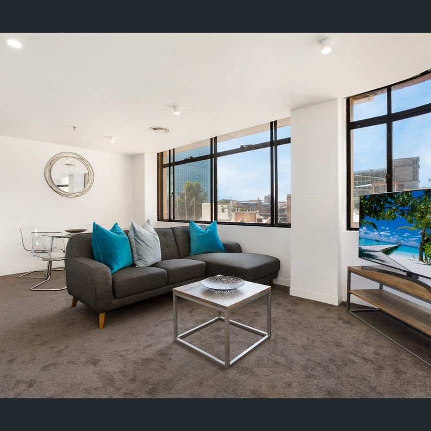 Renovated Art Deco Apartment | Furnished - Photo 1
