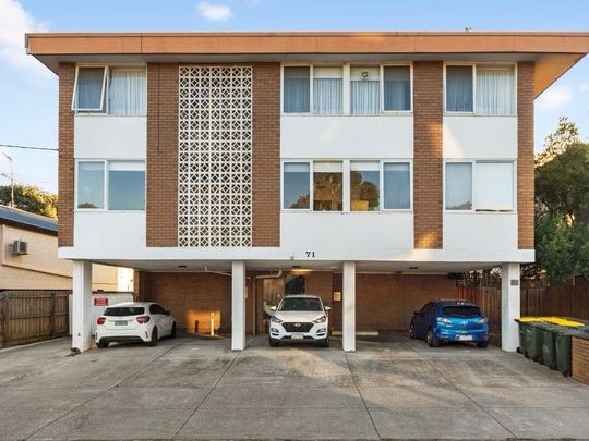 Spacious, Refurbished Apartment in Prime St Kilda East Location - Photo 1