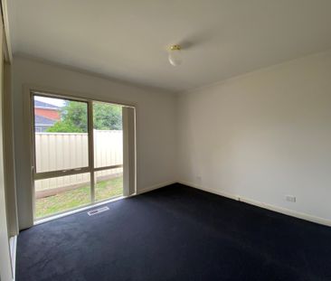 Low-Maintenance Townhouse in a Prime Essendon West Location - Photo 4