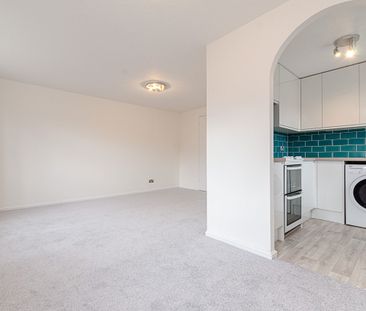 Modern, sunny, 2-bedroom, 2nd floor apartment in Redhill, 2 allocat... - Photo 1