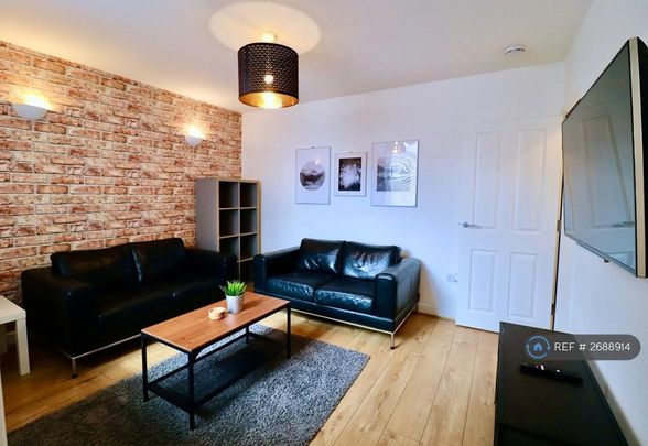 4 bedroom end of terrace house to rent - Photo 1