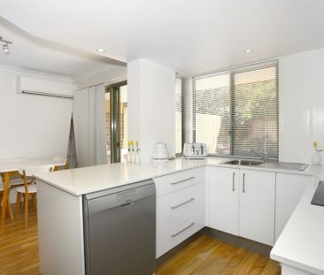 Walk to Uni & Hospital | Air-Con + Pool | Townhouse - Photo 4