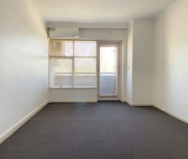 Short walk to Upfield Train Station - Photo 2