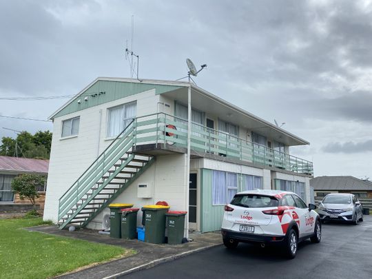 Tidy Upstairs 1-Bedroom Unit for Rent in Hamilton East – $350/Week Discover comfortable living in this well-maintained 1-bedroom, 1-bathroom unit in a block of four located in the sought-after Hamilton East area, postcode 3216. - Photo 1