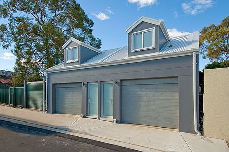 ULTRA MODERN LIVING - BEAUTIFULLY APPOINTED - Photo 5