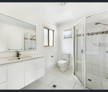 Spacious Double-Level Family Home in Varsity Lakes - Photo 4