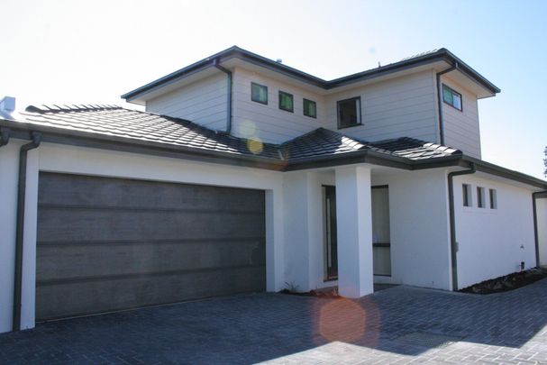 10 MINUTE WALK TO KANANOOK STATION & 4 STREETS FROM THE BEACH - Photo 1