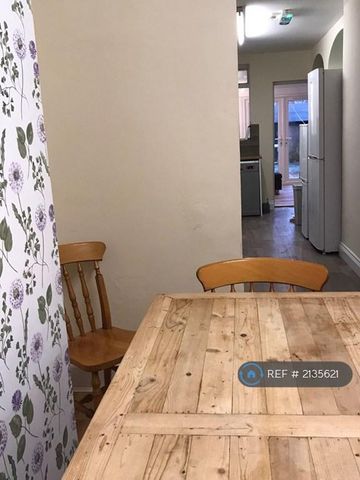 1 bedroom in a house share to rent - Photo 5