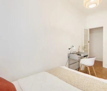 Room in a shared 9-bedroom apartment for rent in Lisbon - Photo 3