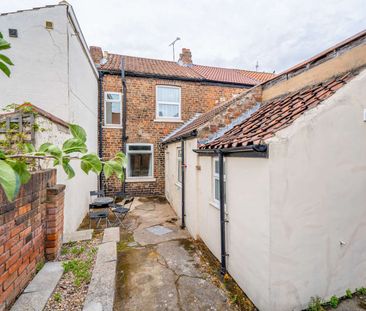 4 bed shared student property near the University of York Bedroom 3 - Photo 5