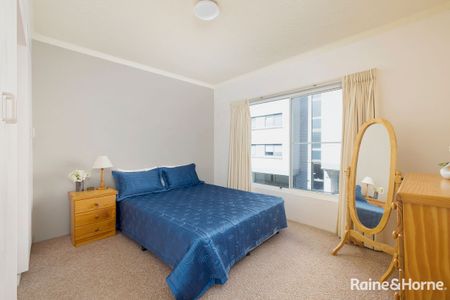 Fully furnished water front living - Photo 4