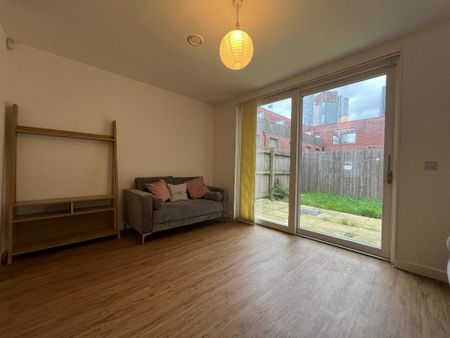 3 bedroom mews to rent - Photo 2