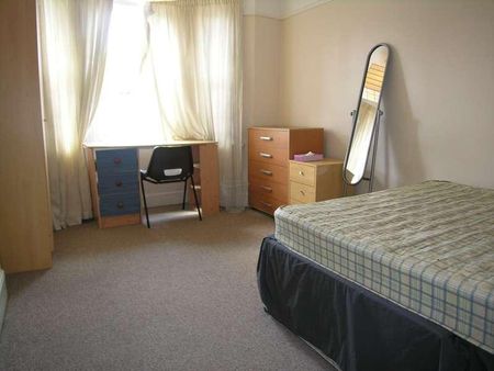 Bedroom Semi Detached House In Winton, BH9 - Photo 3