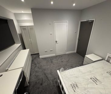 Room in a Shared House, Middle Street, SO14 - Photo 6