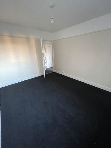 3 Bed Flat, Holmbury Court, SW17 - Photo 3