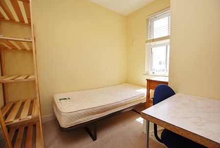 4 bedroom end of terrace house to rent - Photo 4