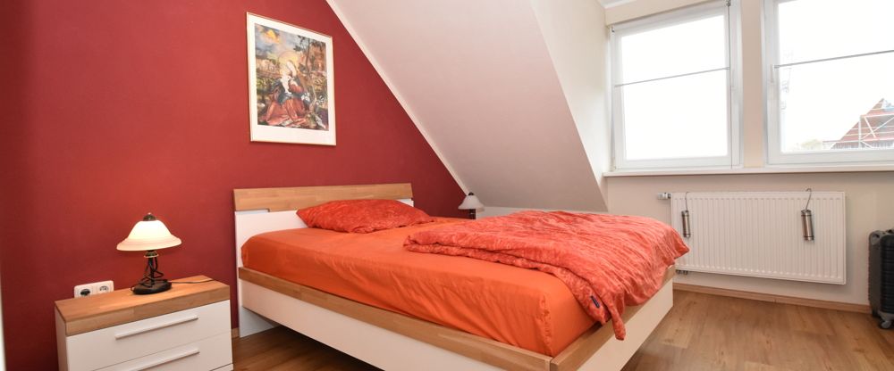 In perfekter, zentraler Lage in Friesoythe wohnen! Top-gepflegte Dachgeschosswohnung mit Südbalkon - Photo 1