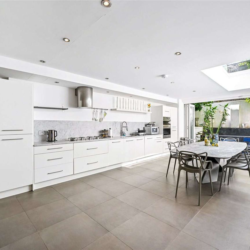An immaculately presented, three double bedroom, three bathroom terraced house, spanning over 2,100 sqft and boasting a terrace, patio garden and balcony in the heart of Chelsea - Photo 1