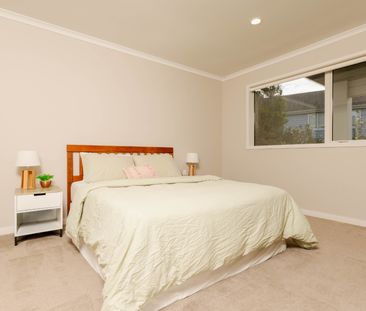 Stunning Upmarket 5-Bedroom Family Home in Gulf Harbour - Photo 5