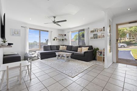 For Lease: Welcoming Interior and Fantastic Outdoor Entertaining Deck! - Photo 3