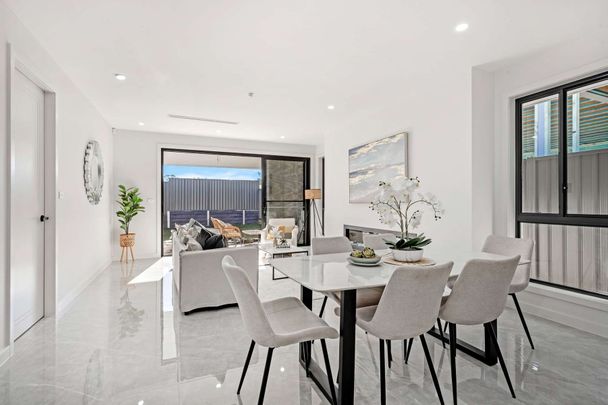 Contemporary, East-Facing, 4-Bedroom + Study Family, Media Room and Swimming Pool in a Prime Oakville Setting - Photo 1