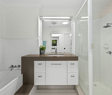 Stylish & Spacious Family Home - Photo 1