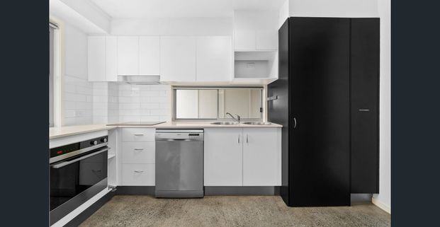 Modern Family Townhouse - Photo 1