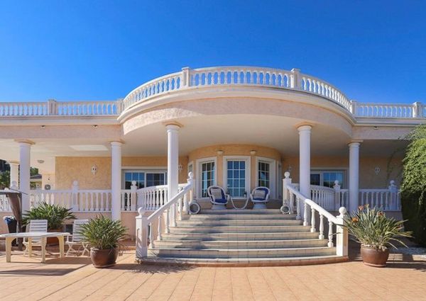 LONG TERM RENTAL. Spacious 8 bedroom villa for rent with sea views