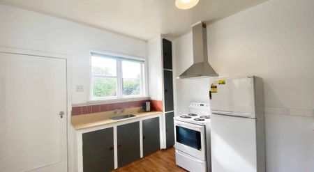 LINWOOD - 2 BEDROOMS + STUDY, 1 BATHROOM, HEATPUMP, 1 CARPARK - Photo 2