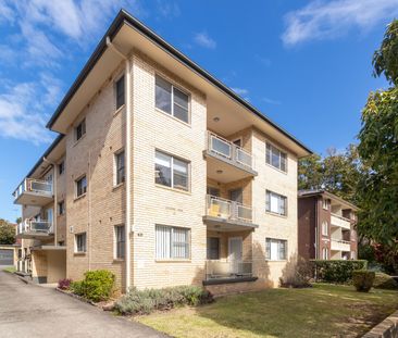 Freshly painted 1st-floor unit in beautiful building sitting on a quiet street with premium location to Epping centre. - Photo 2