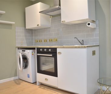 Tamworth Lane, Mitcham, CR4 - Photo 2