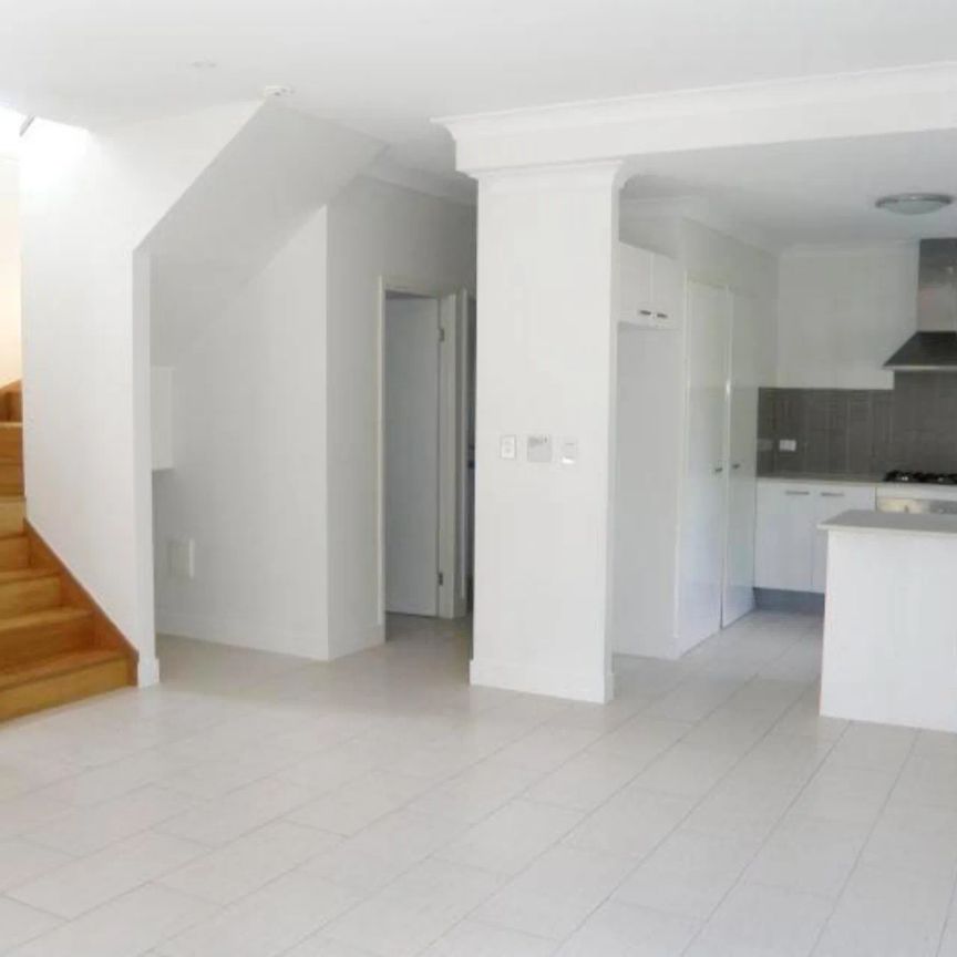 Stylish 3-Bedroom Townhouse with Alfresco Entertaining in Corinda - Photo 1