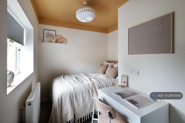 6 bedroom semi-detached house to rent - Photo 1